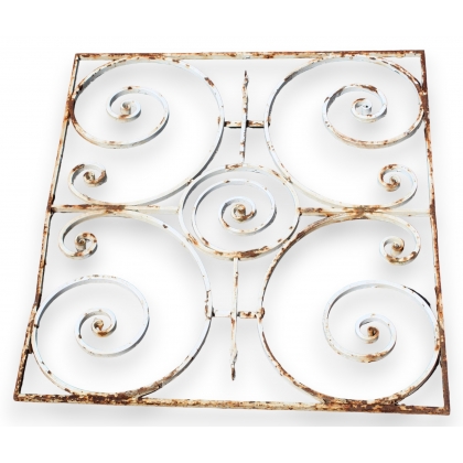  Grille en fer forgé carrée peinte blanc sur  Moinat SA  - Antiquités décoration