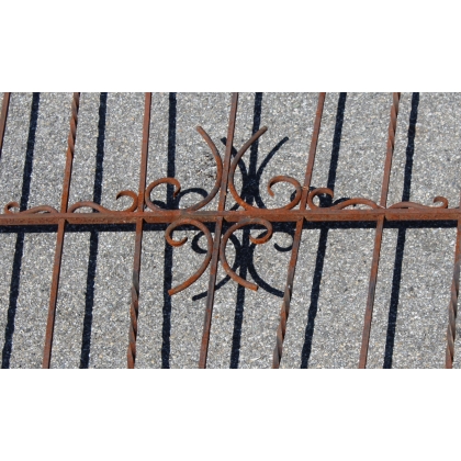  Grille de fenètre en fer forgé sur  Moinat SA  - Antiquités décoration