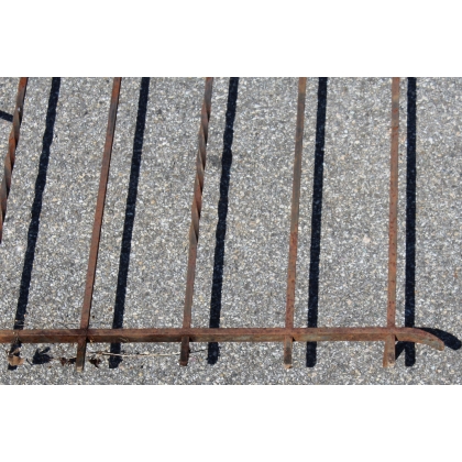  Grille de fenètre en fer forgé sur  Moinat SA  - Antiquités décoration