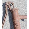  Pompe à eau à main en fonte brune sur  Moinat SA  - Antiquités décoration