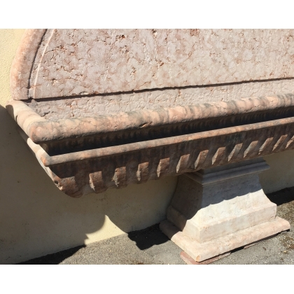 Large wall fountain in pink marble, with fluted decoration, by  Moinat SA  - Antiques and home décor
