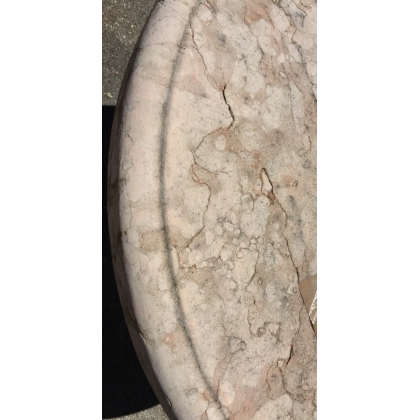 Round table or pedestal table in pink marble at  Moinat SA  - Antiques and home décor