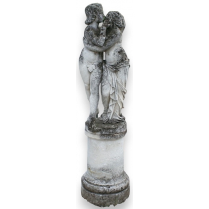  Sculpture "Les Amours" en pierre, sur socle rond sur  Moinat SA  - Antiquités décoration