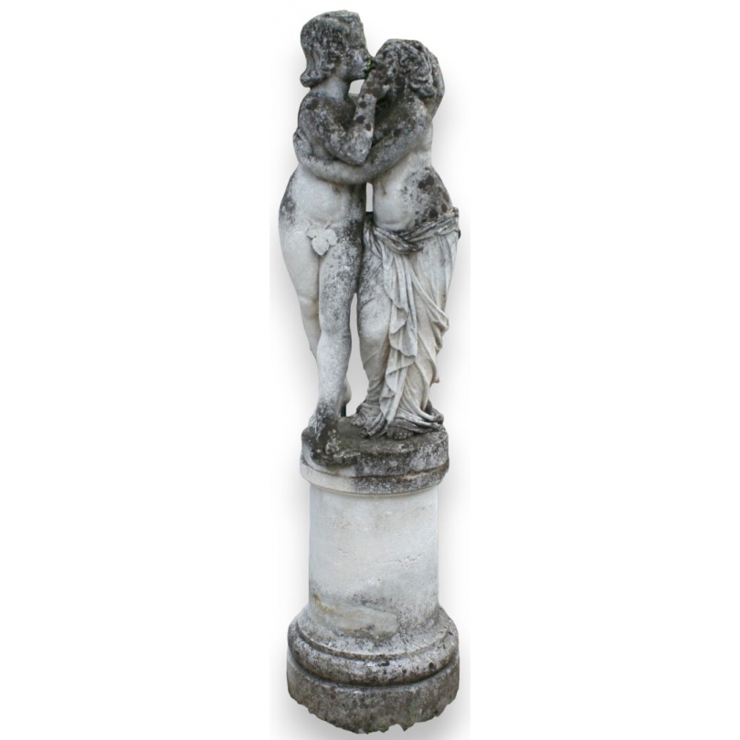Sculpture "Les Amours" en pierre, sur socle rond