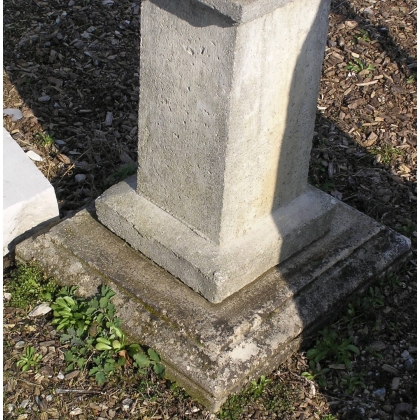  Vasque en pierre de Vicenza sur un socle sur  Moinat SA  - Antiquités décoration