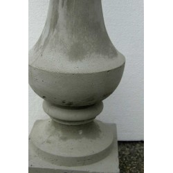  Pillier balustre en ciment sur  Moinat SA  - Antiquités décoration