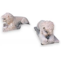 Paire de Lions en marbre rose sculpté