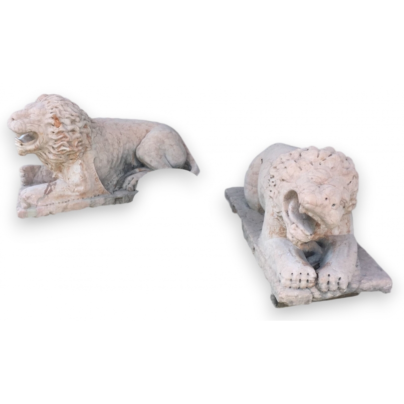 Paire de Lions en marbre rose sculpté