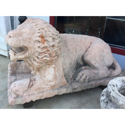  Paire de Lions en marbre rose sculpté sur  Moinat SA  - Antiquités décoration