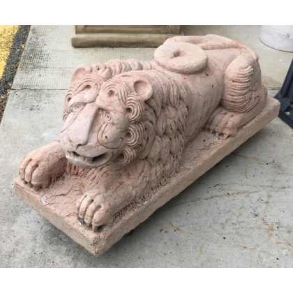 Pair of Verona pink marble lions at  Moinat SA  - Antiques and home décor