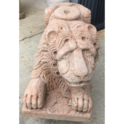 Pair of Verona pink marble lions at  Moinat SA  - Antiques and home décor