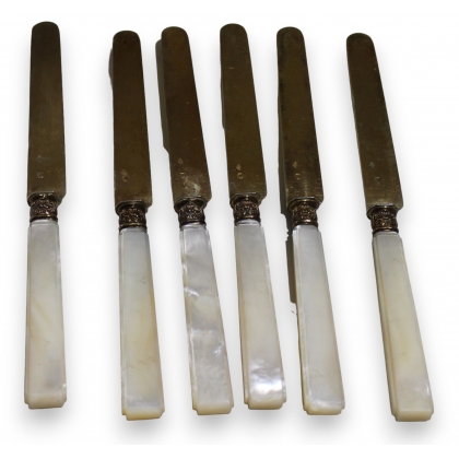  Lot de 6 couteaux en vermeil et nacre sur  Moinat SA  - Antiquités décoration
