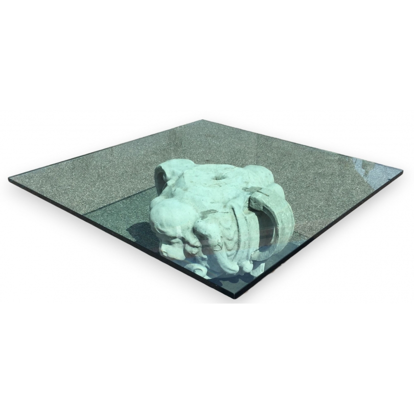  Table basse formée d'un élément en pierre sculpté sur  Moinat SA  - Antiquités décoration