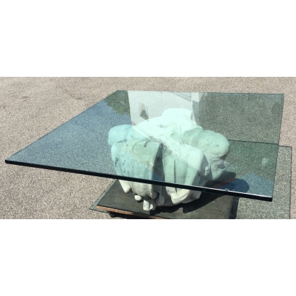  Table basse formée d'un élément en pierre sculpté sur  Moinat SA  - Antiquités décoration