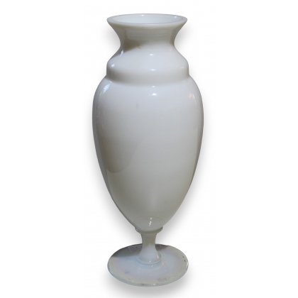 Vase ovoïde à piédouche en opaline de Sèvres