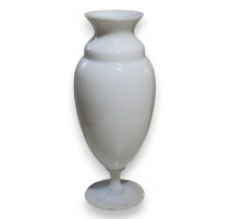 Vase ovoïde à piédouche en opaline de Sèvres