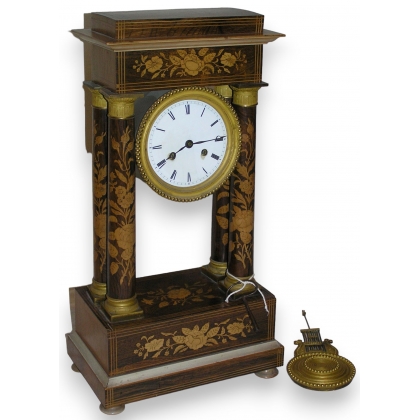 Pendule Charles X marquetée.