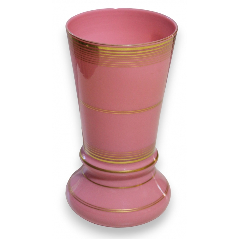 Vase en opaline rose à décor doré