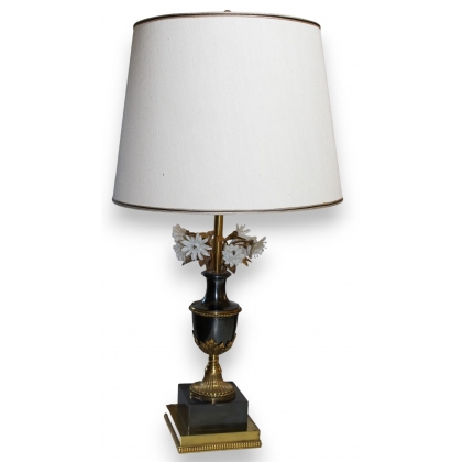  Lampe en bronze et fleurs en porcelaine sur  Moinat SA  - Antiquités décoration