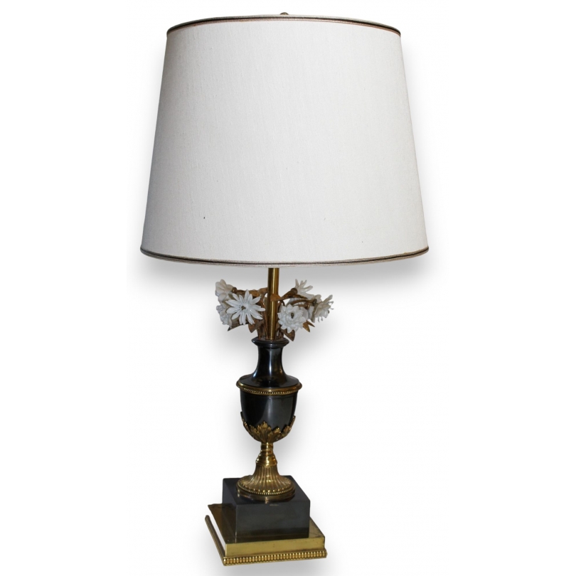 Lampe en bronze et fleurs en porcelaine