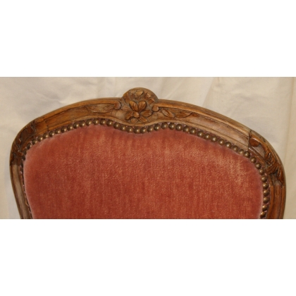 Chaise Louis XV recouverte de velours rose