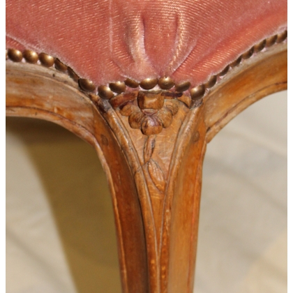 Chaise Louis XV recouverte de velours rose