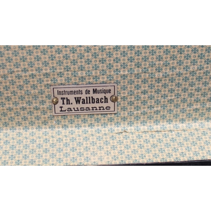 Violin and bow in a box by WALLBACH, available from Moinat SA – Antiques and home décor
