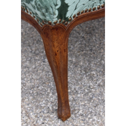 Chaise Louis XV recouvert de velours gauffré vert
