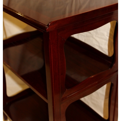  Table style Directoire rectangulaire en acajou sur  Moinat SA  - Antiquités décoration