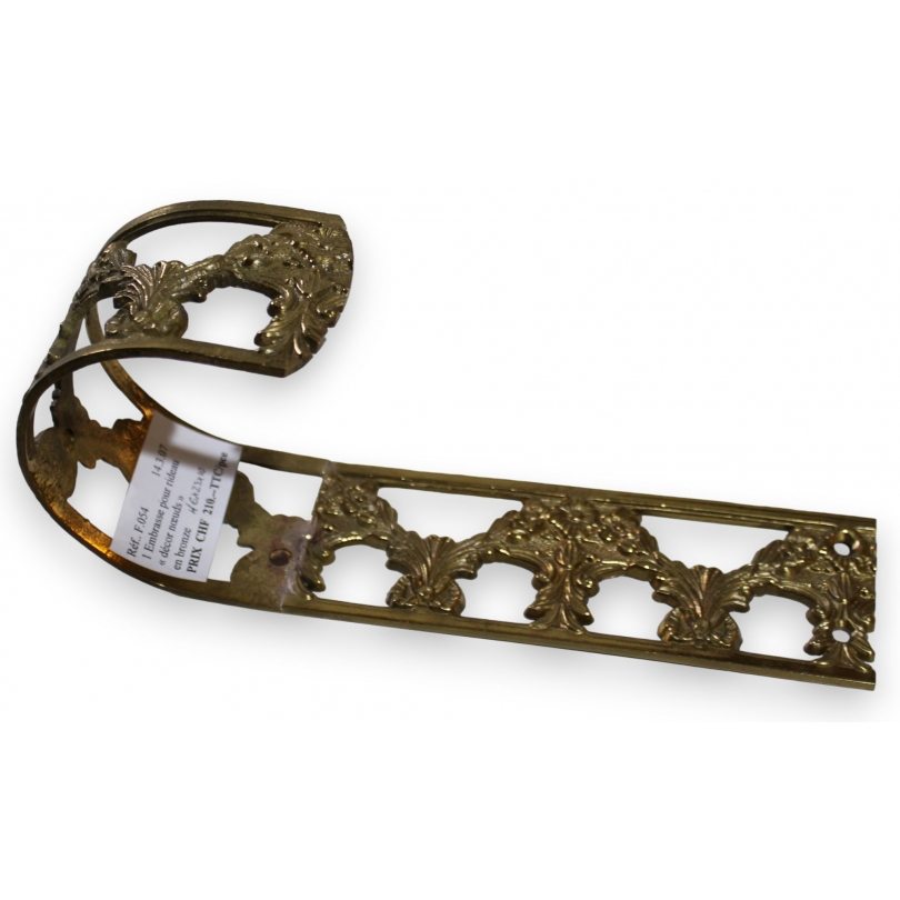 Decorative tray adorned with bouquets of flowers at  Moinat SA  - Antiques and home décor
