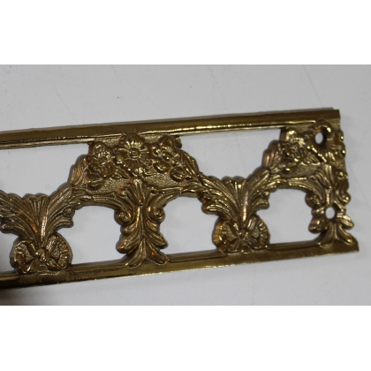 Decorative tray adorned with bouquets of flowers at  Moinat SA  - Antiques and home décor