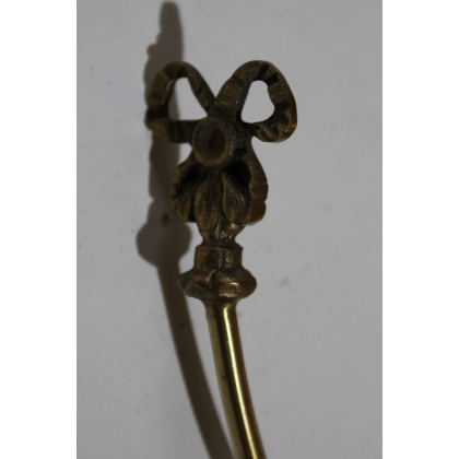 Swan-neck kiss with bow motif at Moinat SA – Antiques and home décor