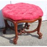 Tabouret simulant des cordes, soie rouge capitonné