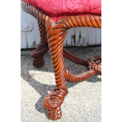 Tabouret simulant des cordes, soie rouge capitonné