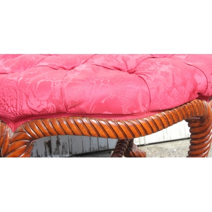 Tabouret simulant des cordes, soie rouge capitonné