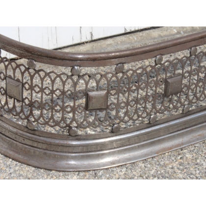  Grille de foyer George III en fer ajouré et poli sur  Moinat SA  - Antiquités décoration
