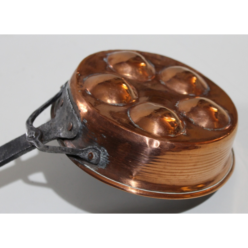 Poêle à oeufs en cuivre et fer forgé - Moinat SA - Antiquités décoration