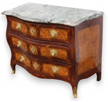 Commode Louis XV galbée en bois fruitié