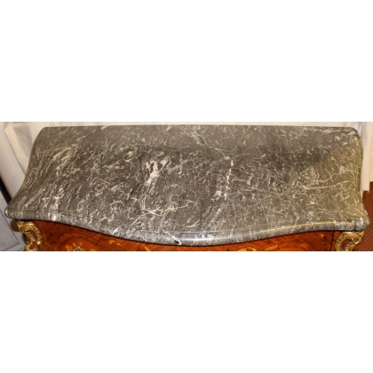  Commode Louis XV galbée à 2 tiroirs sur  Moinat SA  - Antiquités décoration