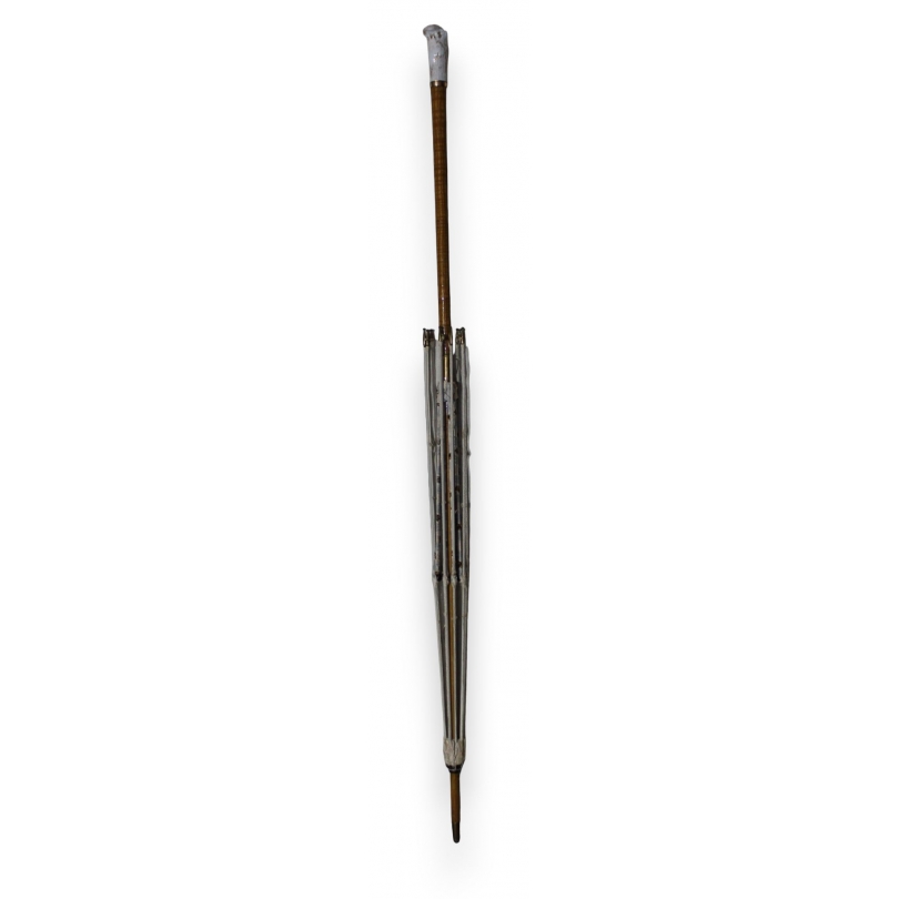 Wooden-handled parasol with porcelain knob at  Moinat SA  - Antiques and home décor