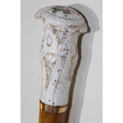 Wooden-handled parasol with porcelain knob at  Moinat SA  - Antiques and home décor