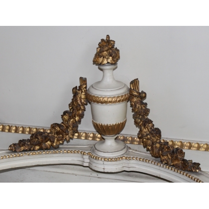 A richly carved Louis XVI-style console table by Moinat SA – Antiques and home décor