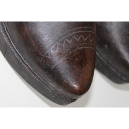 Paire de sabots en bois et cuir