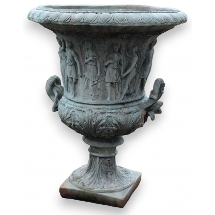 Urne avec anses ornée de personnages à l'antique