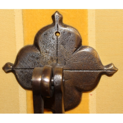 Four-leaf clover door knocker in brass at  Moinat SA  - Antiques and home décor
