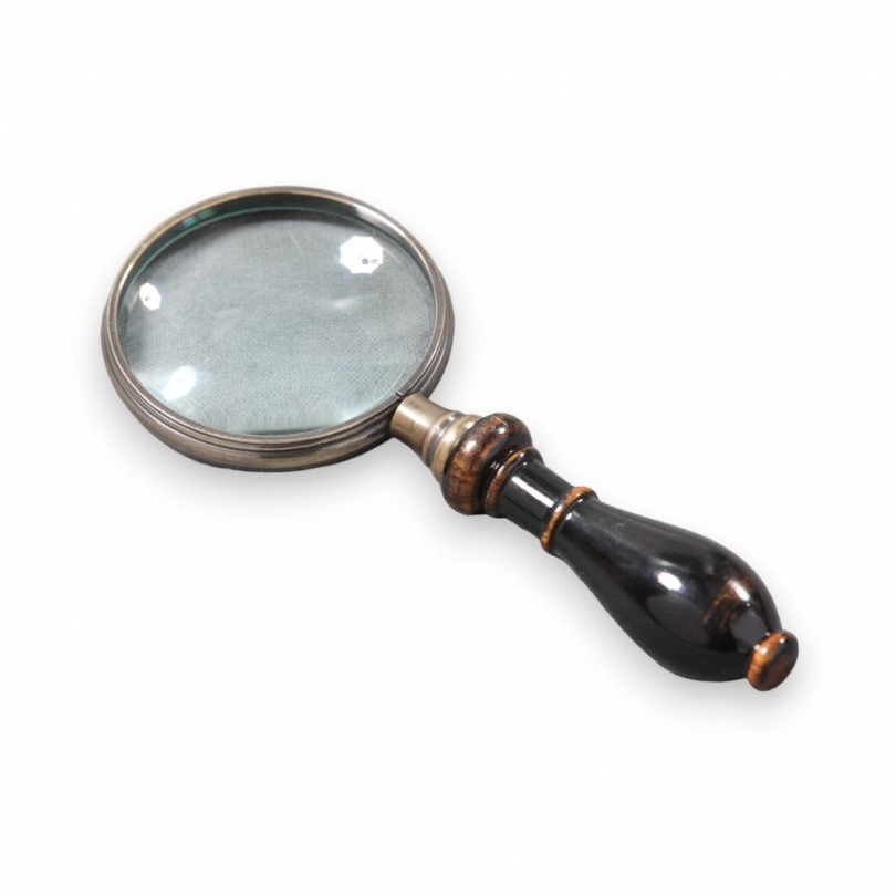 Antique gold-coloured magnifying glass with a wooden handle at  Moinat SA  - Antiques and home décor