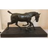 Sculpture \"Cheval retenu par un bouledogue\"