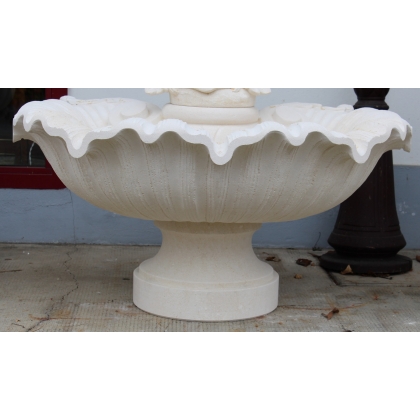  Fontaine Putto en pierre taillée de Vicenza sur  Moinat SA  - Antiquités décoration