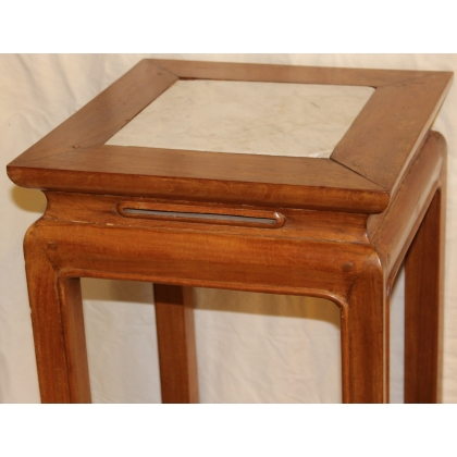  Sellette chinoise en bois clair et marbre blanc sur  Moinat SA  - Antiquités décoration