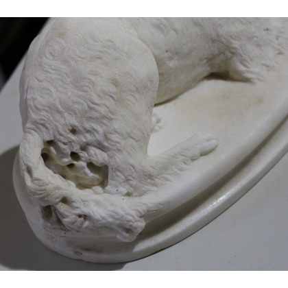 Sculptre en marbre blanc \"Chien\"